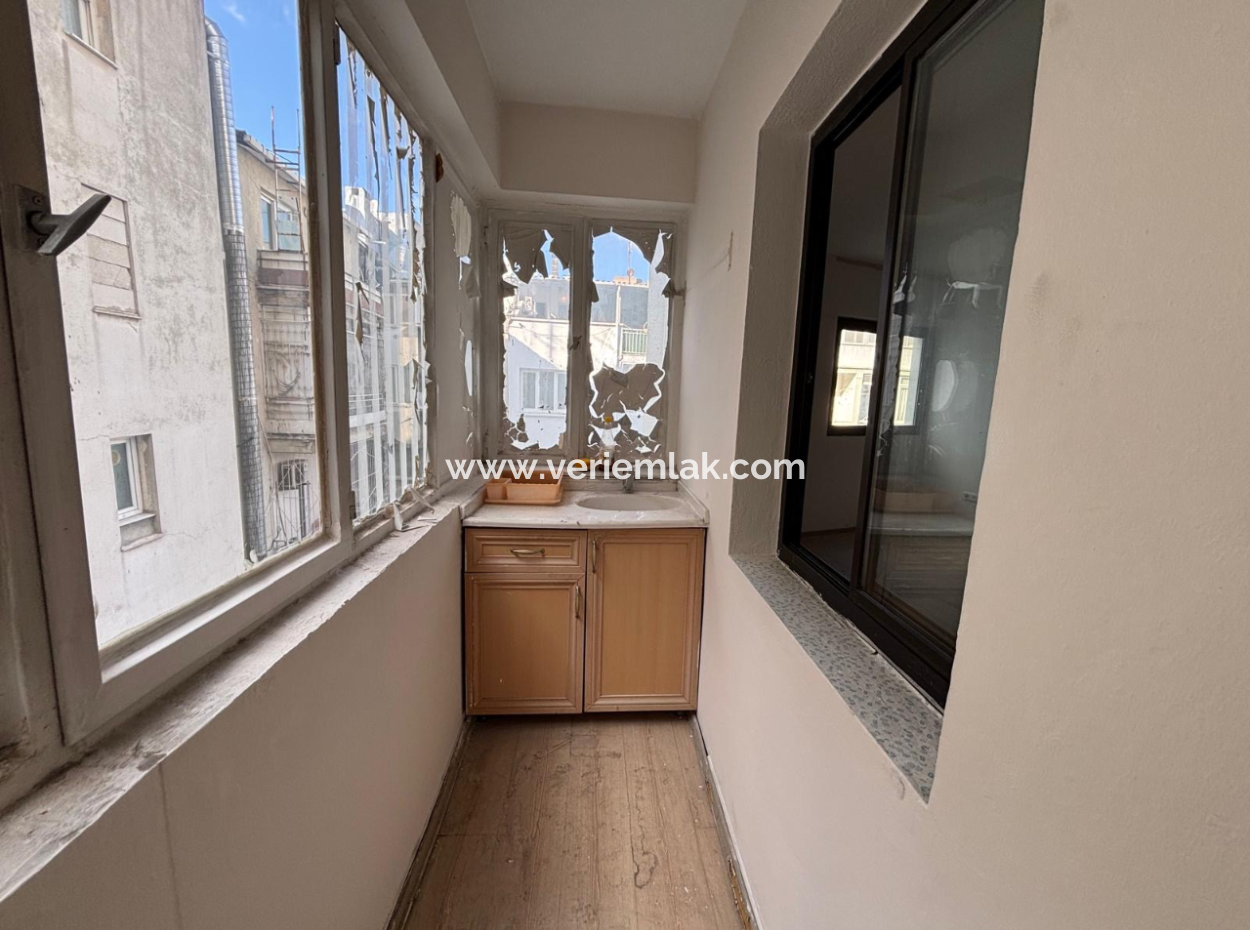 Alsancak Şair Eşref Bulvarı Cami Yakını 1+1  Kiralık Ofis/Daire!