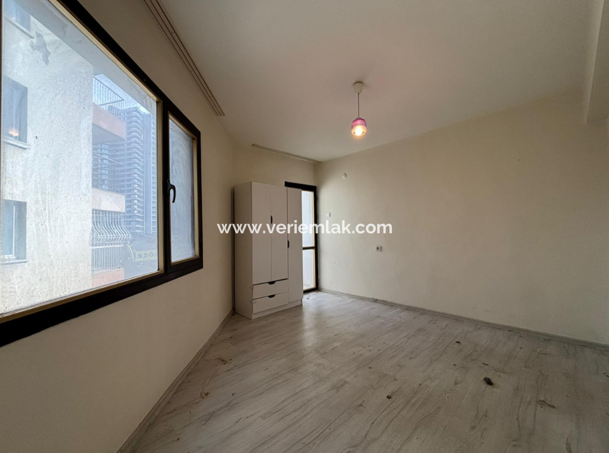 Alsancak Mimar Sinan Caddesi Üzerinde 1+1 Köşe  Kiralık Ofis / Daire!