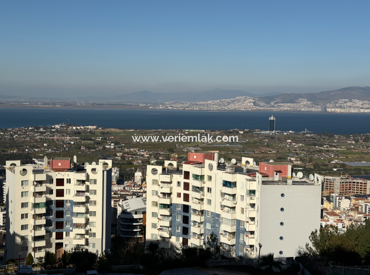 Narlıdere'de Kaya Thermal Yakınında Havuzlu Site'de Deniz Manzaralı