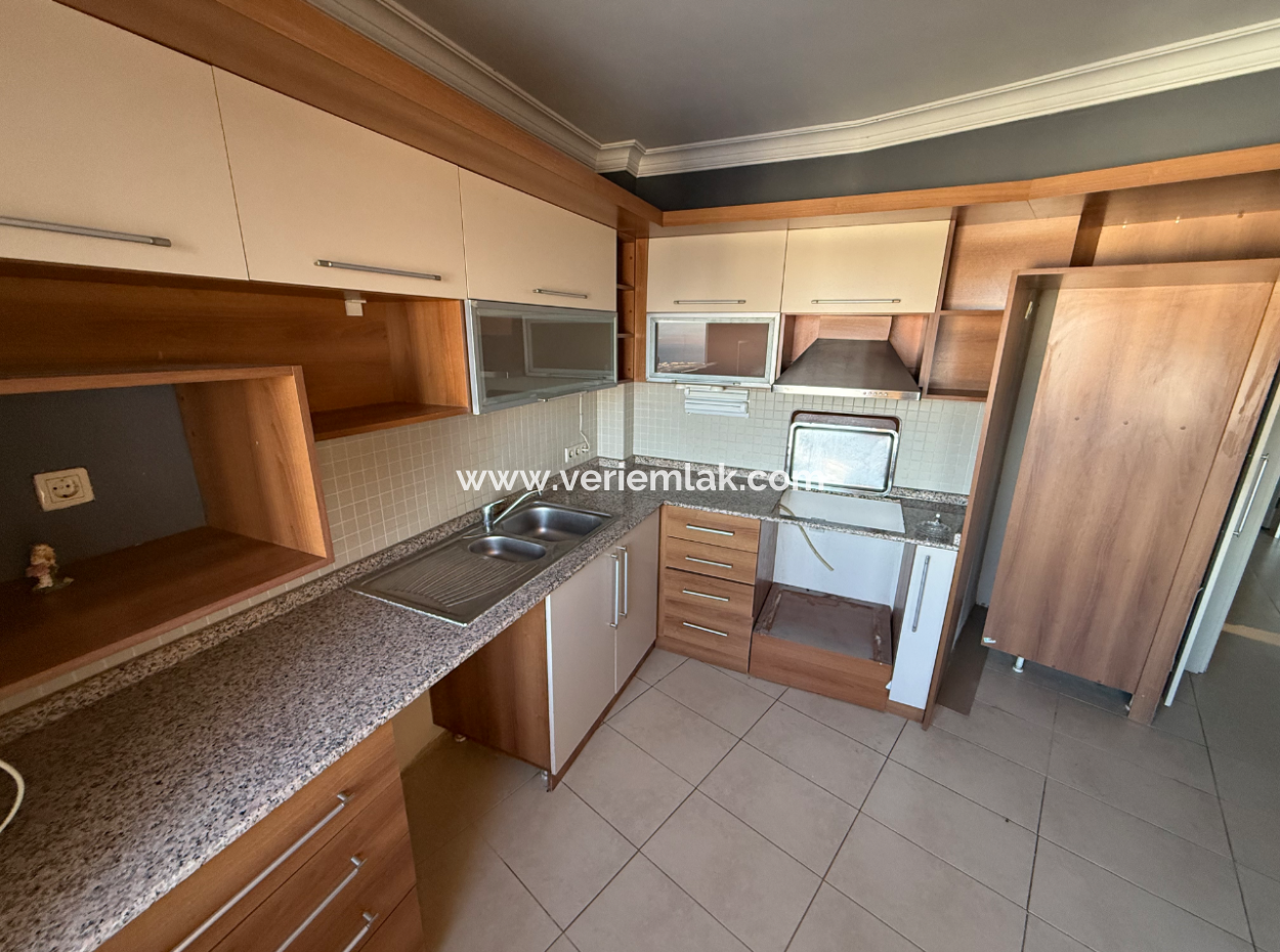 Narlıdere'de Kaya Thermal Yakınında Havuzlu Site'de Deniz Manzaralı