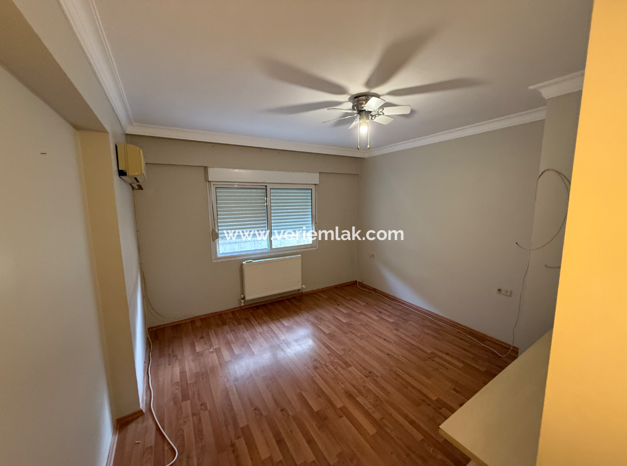 Narlıdere'de Kaya Thermal Yakınında Havuzlu Site'de Deniz Manzaralı