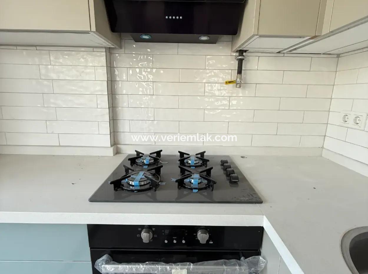 Seferihisar Camikebir’de Önü Açık, Geniş Balkonlu, Vestiyerli Sıfır 1+1 Satılık Daire