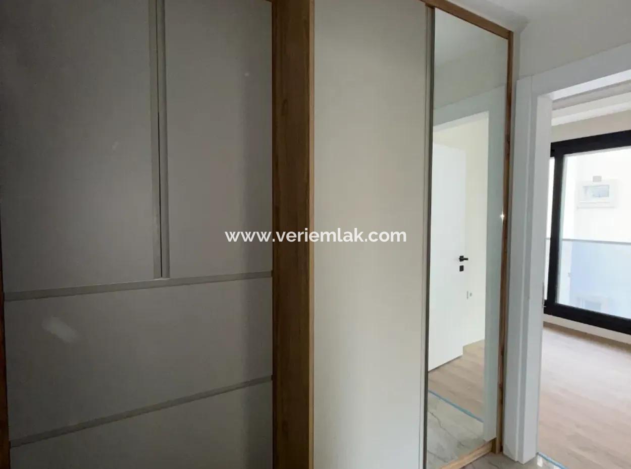 Seferihisar Camikebir’de Önü Açık, Geniş Balkonlu, Vestiyerli Sıfır 1+1 Satılık Daire