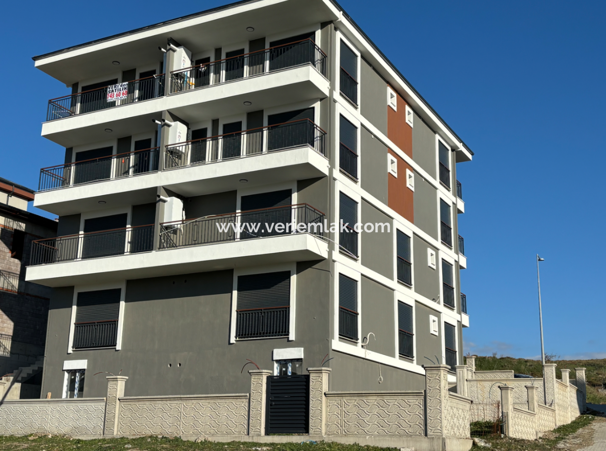 Seferihisar Çolakibrahim Bey Mahallesinde Balkonlu Satılık 1+1 Daire