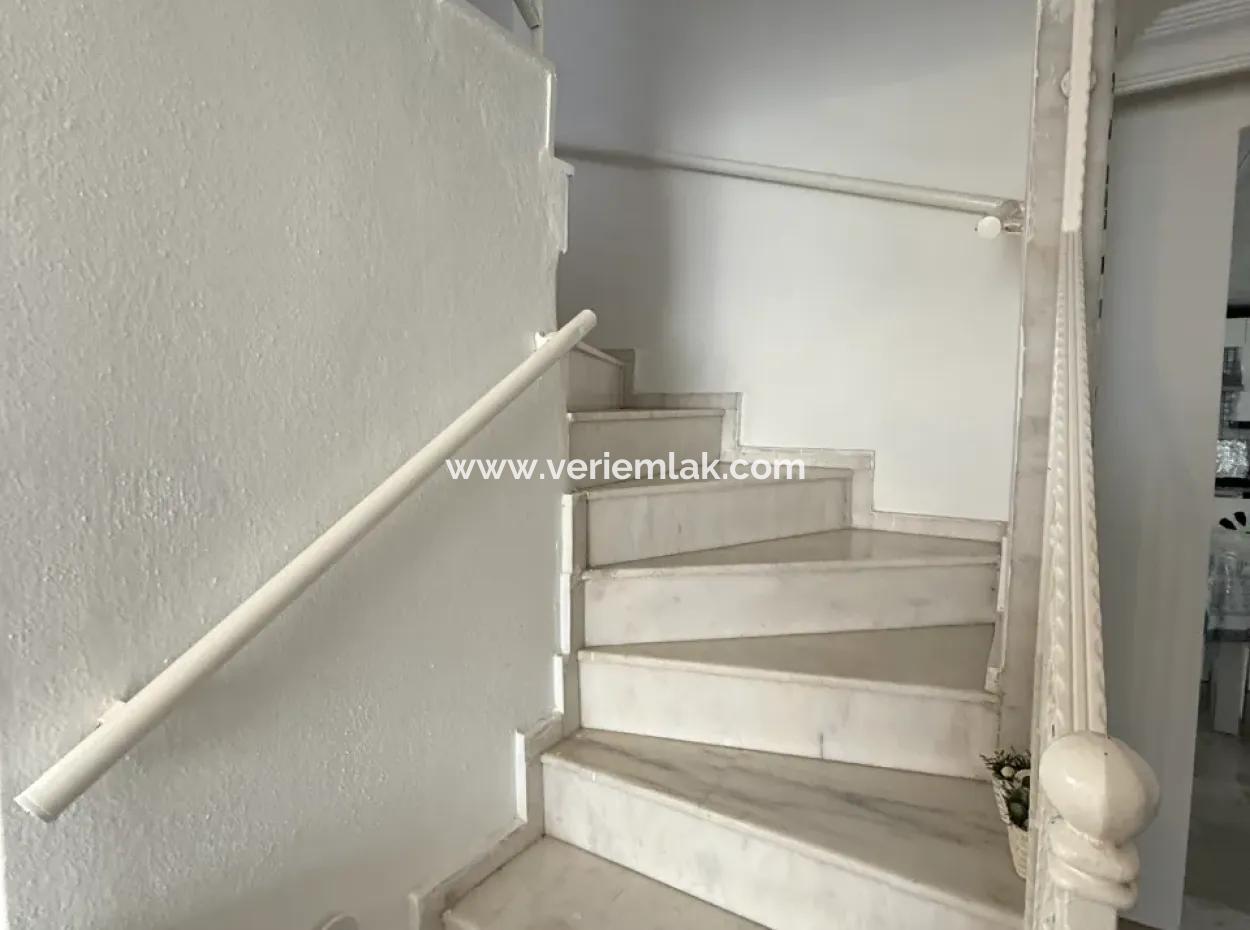 Seferihisar Akarca Atakum Sitesi’nde Bahçeden Deniz Manzaralı Satılık Villa