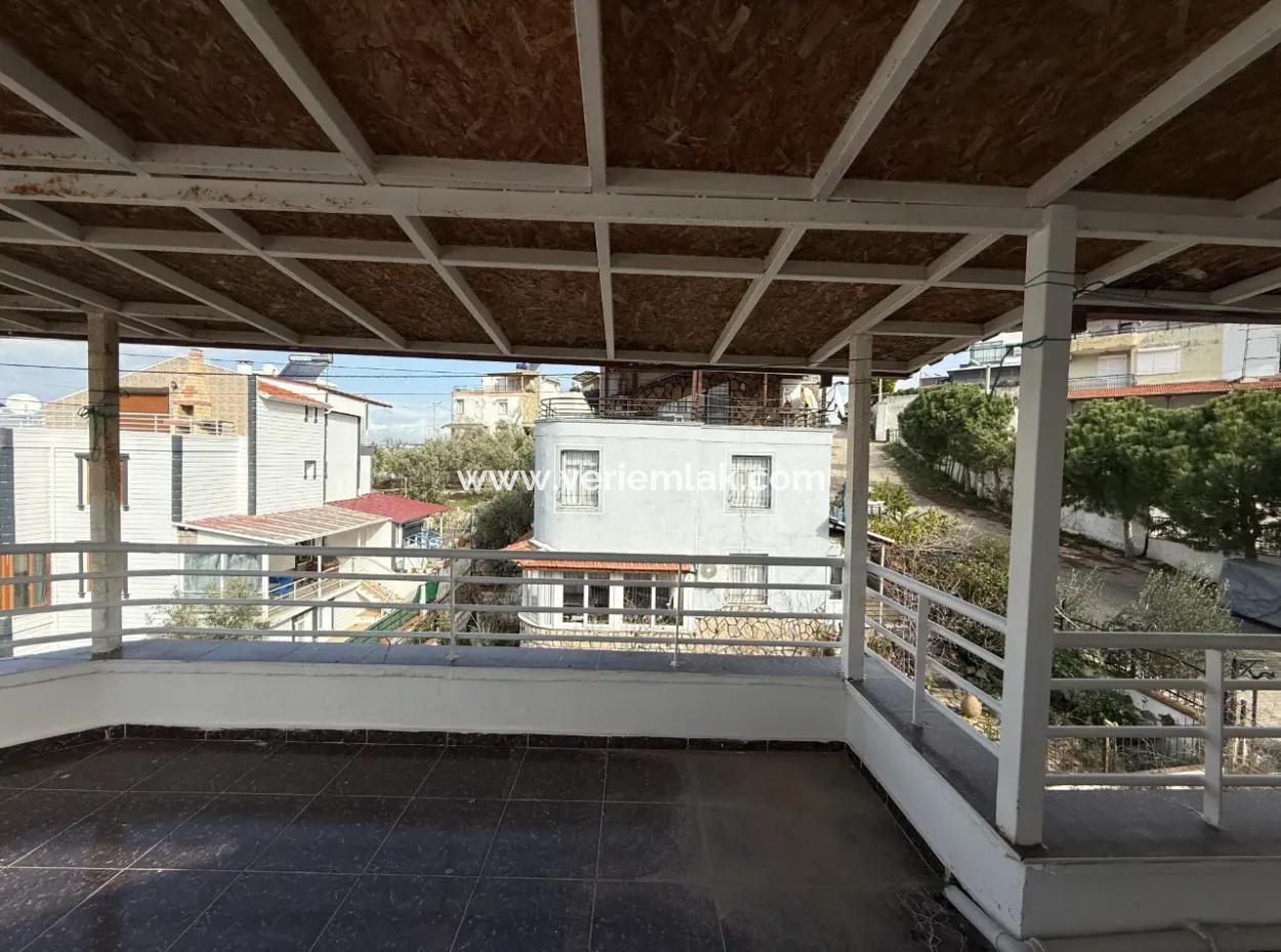 Seferihisar Akarca Atakum Sitesi’nde Bahçeden Deniz Manzaralı Satılık Villa