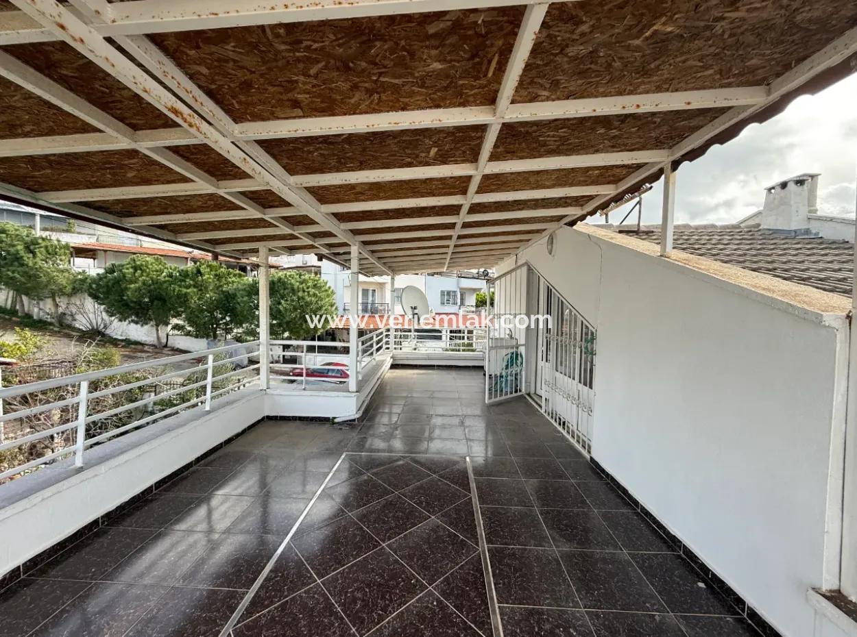 Seferihisar Akarca Atakum Sitesi’nde Bahçeden Deniz Manzaralı Satılık Villa