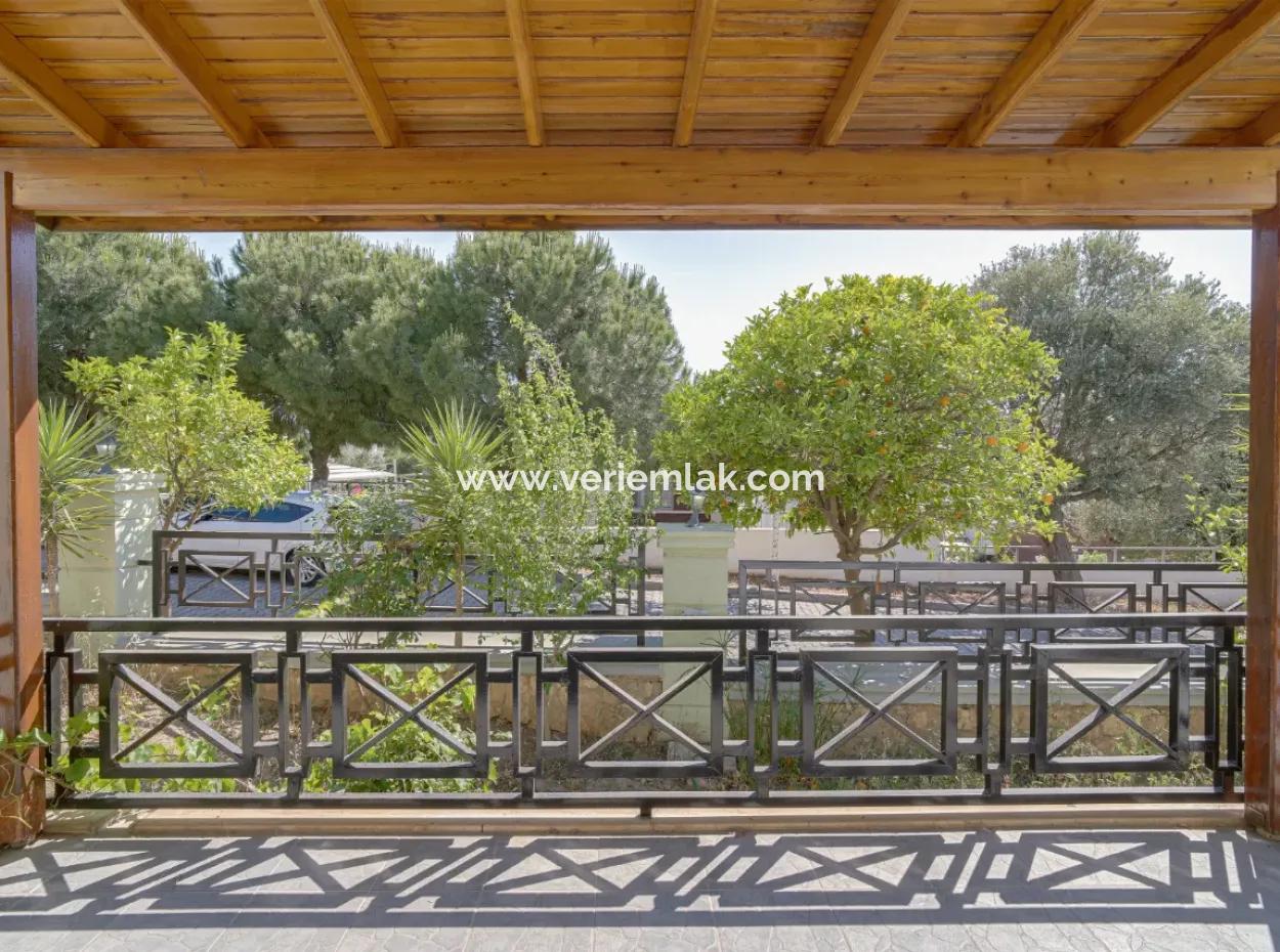 Güzelbahçe Kahramandere Avukatlar Sitesi’nde  Bahçeli – Şömineli – 3+1 Kiralık Villa