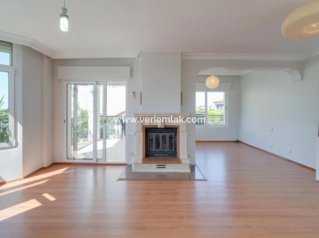 Güzelbahçe Kahramandere Avukatlar Sitesi’nde  Bahçeli – Şömineli – 3+1 Kiralık Villa