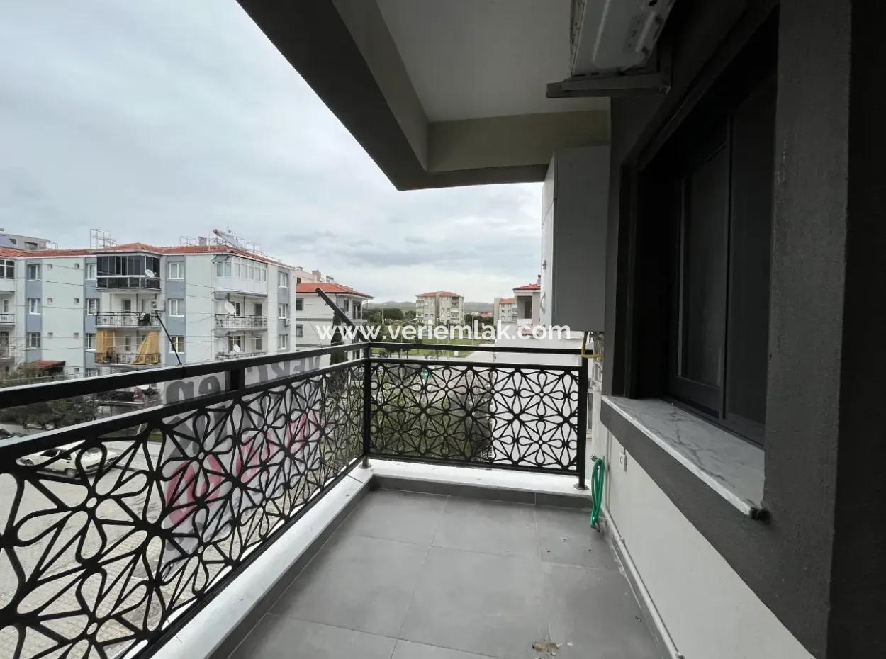 Seferihisar Camikebir Mahallesi’nde, İzmir Caddesi’ne Yakın Geniş 1+1 Daire