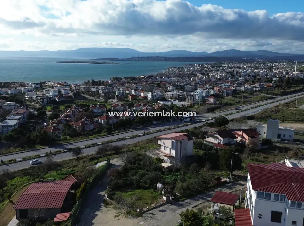 Seferihisar Akarca’da Deniz Manzaralı, Havuzlu Sitede Sıfır 3+1 Villalar