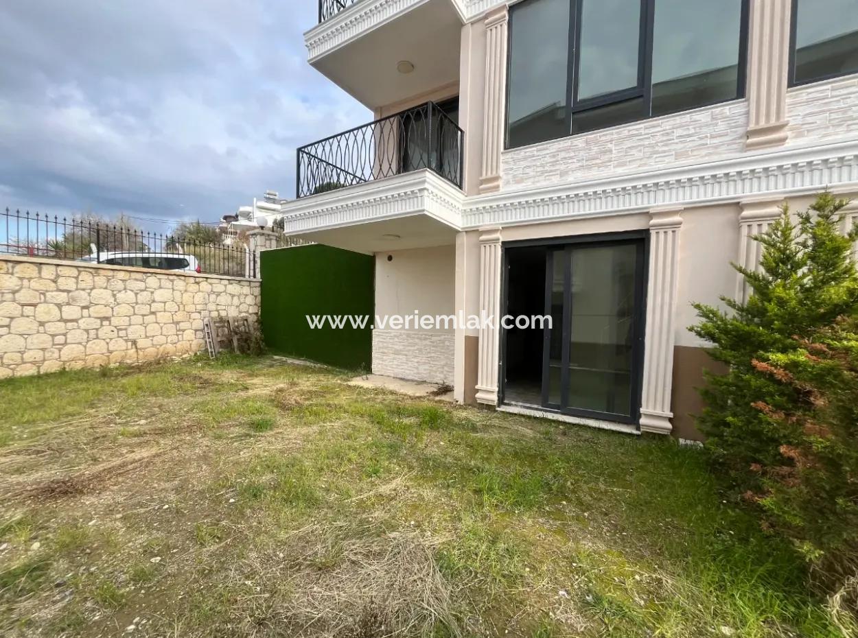 Seferihisar Akarca’da Deniz Manzaralı, Havuzlu Sitede Sıfır 3+1 Villalar