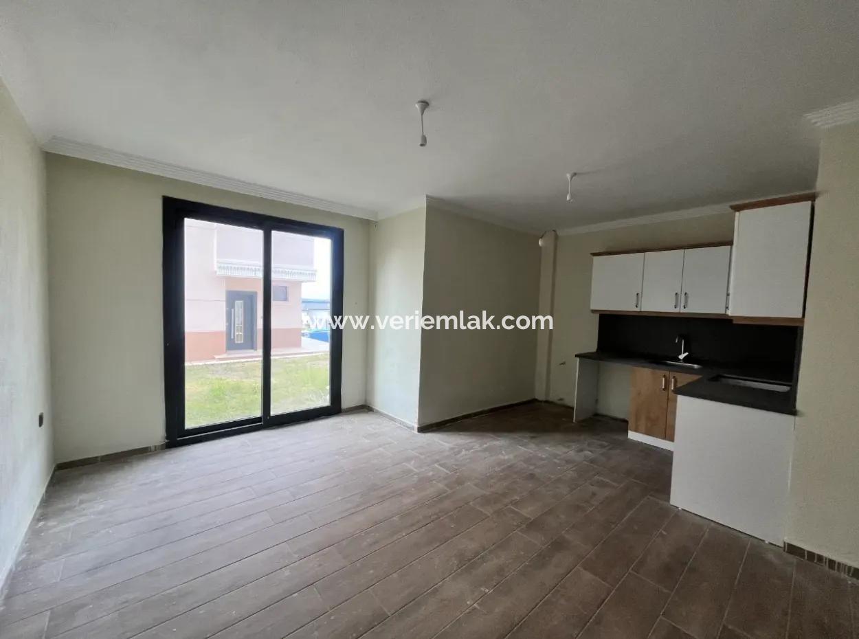 Seferihisar Akarca’da Deniz Manzaralı, Havuzlu Sitede Sıfır 3+1 Villalar