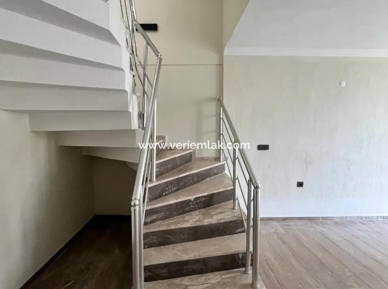 Seferihisar Akarca’da Deniz Manzaralı, Havuzlu Sitede Sıfır 3+1 Villalar