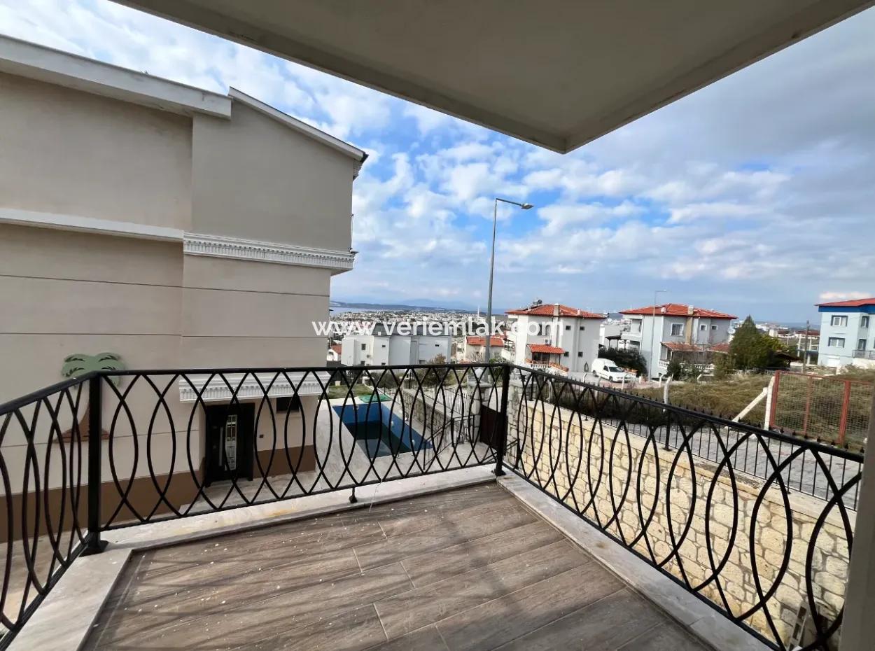 Seferihisar Akarca’da Deniz Manzaralı, Havuzlu Sitede Sıfır 3+1 Villalar