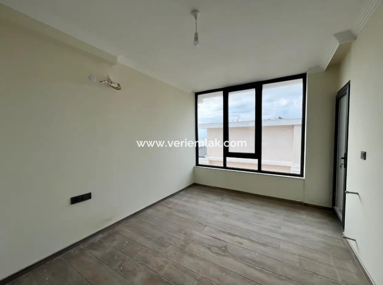 Seferihisar Akarca’da Deniz Manzaralı, Havuzlu Sitede Sıfır 3+1 Villalar