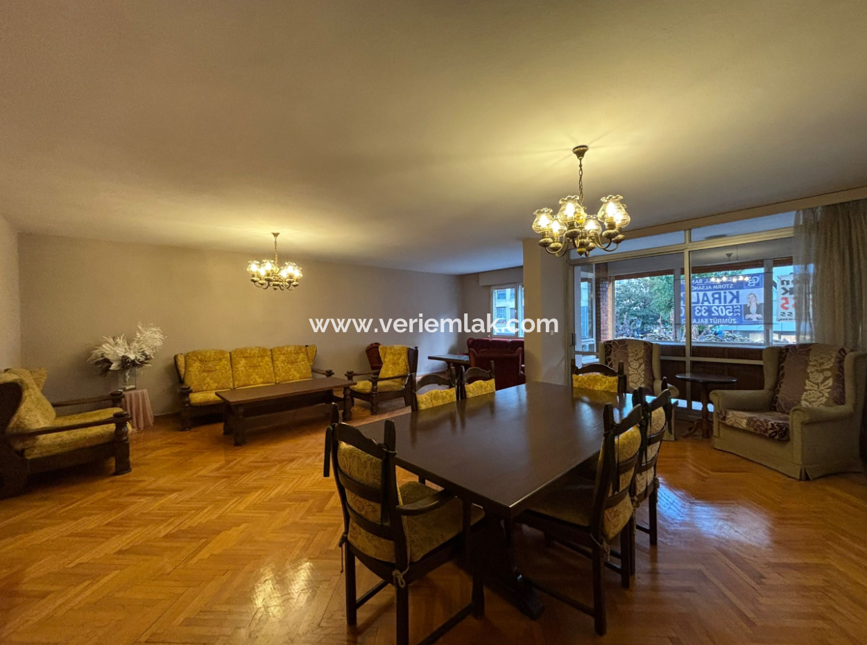 Alsancak Mustafa Enver Bey Caddesi’nde Merkezi Konumda, Geniş Ve Kullanışlı 4+1 Kiralık Daire.