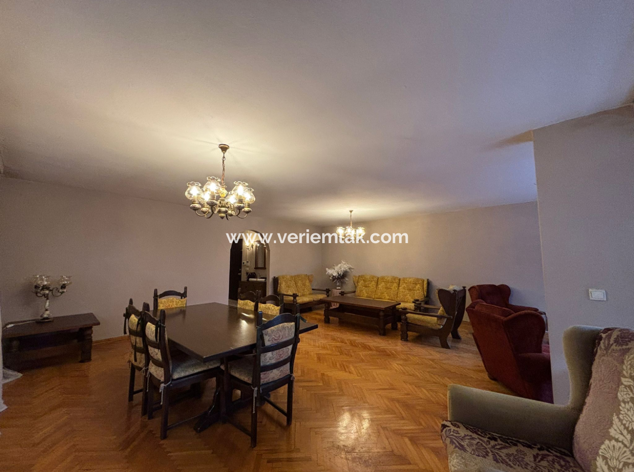 Alsancak Mustafa Enver Bey Caddesi’nde Merkezi Konumda, Geniş Ve Kullanışlı 4+1 Kiralık Daire.