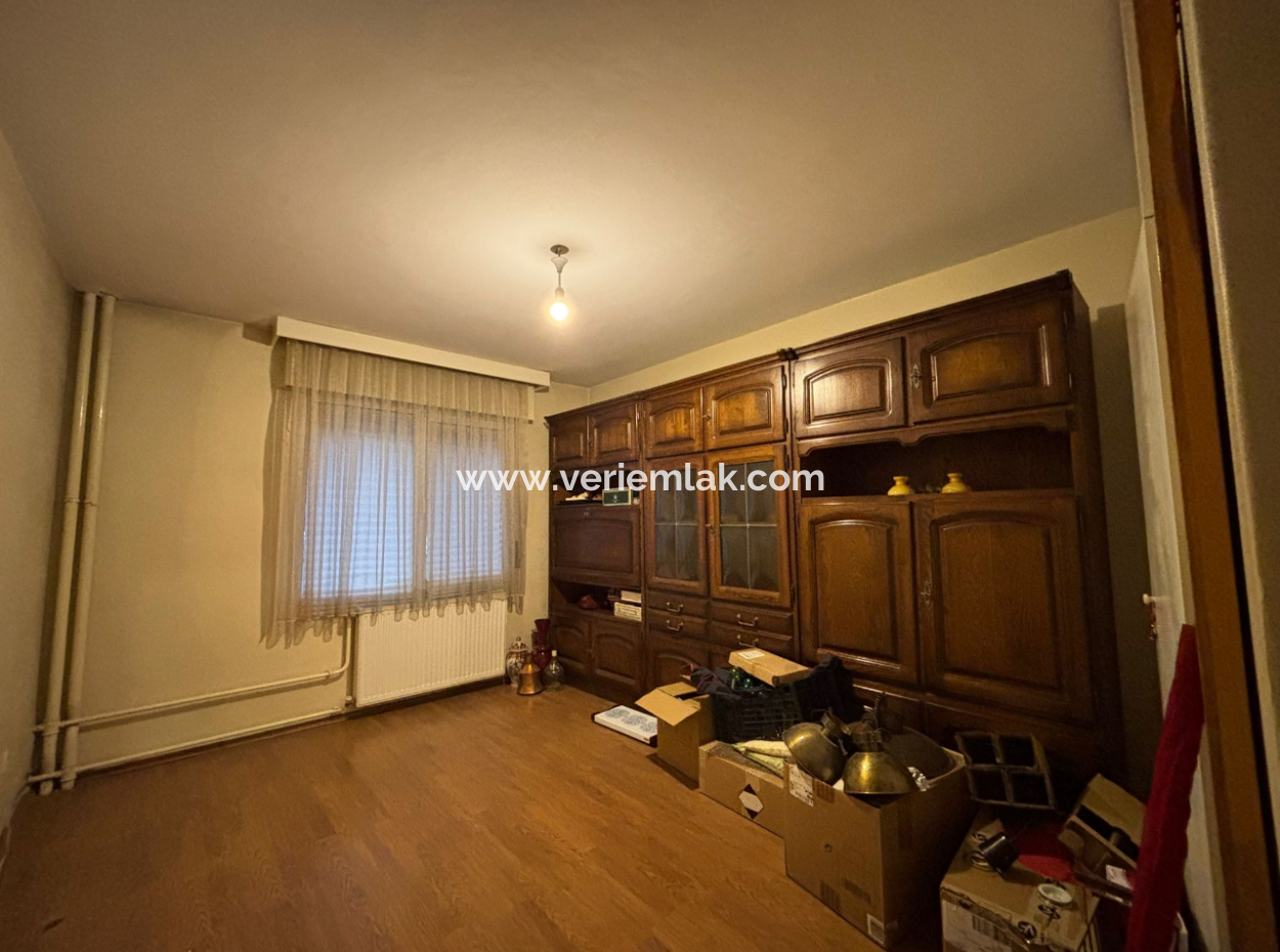 Alsancak Mustafa Enver Bey Caddesi’nde Merkezi Konumda, Geniş Ve Kullanışlı 4+1 Kiralık Daire.