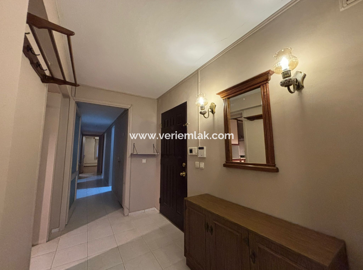 Alsancak Mustafa Enver Bey Caddesi’nde Merkezi Konumda, Geniş Ve Kullanışlı 4+1 Kiralık Daire.