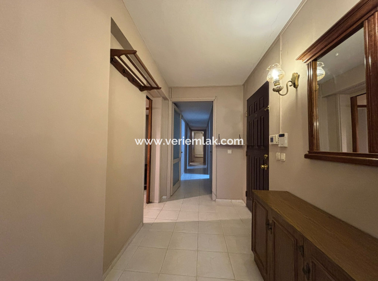 Alsancak Mustafa Enver Bey Caddesi’nde Merkezi Konumda, Geniş Ve Kullanışlı 4+1 Kiralık Daire.