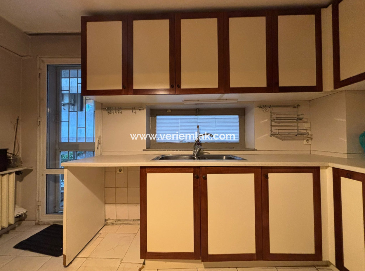 Alsancak Mustafa Enver Bey Caddesi’nde Merkezi Konumda, Geniş Ve Kullanışlı 4+1 Kiralık Daire.