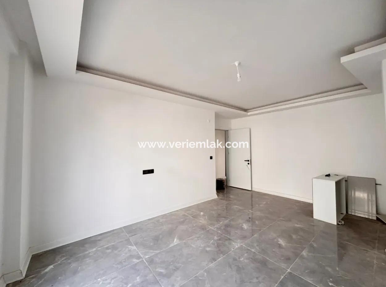 Seferihisar Hıdırlık Mahallesinde Merkez Konumlu Satılık 1 + 1 Daire