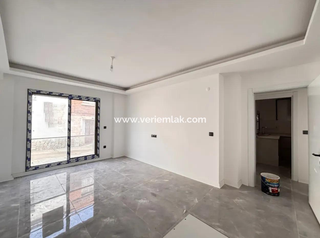 Seferihisar Hıdırlık Mahallesinde Merkez Konumlu Satılık 1 + 1 Daire