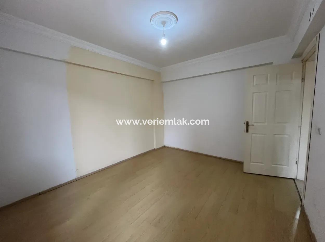 Seferihisar Pazar Yerinde, Teraslı Ve Balkonlu Satılık 3+1 Daire