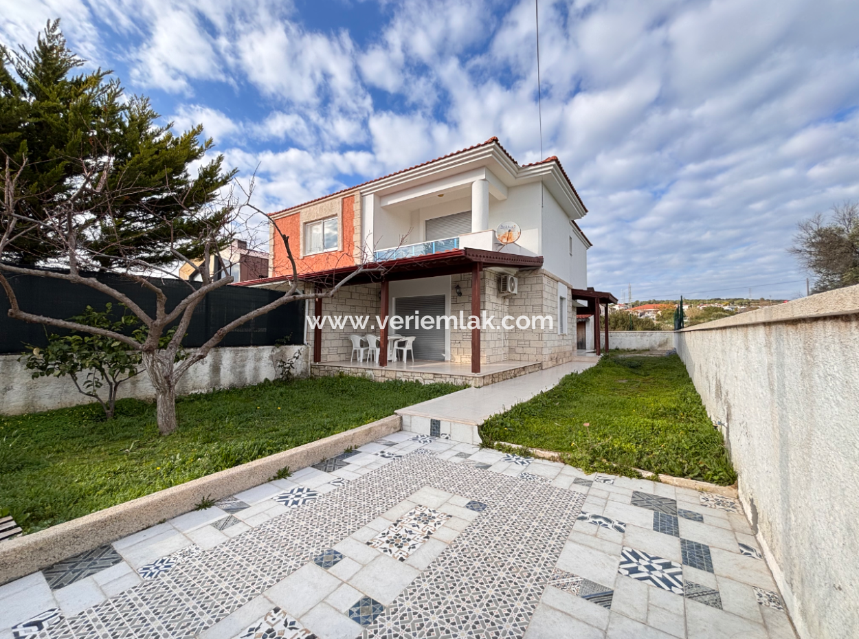 Çeşme Alaçatı’da Geniş Bahçeli Eşyalı Kiralık Villa