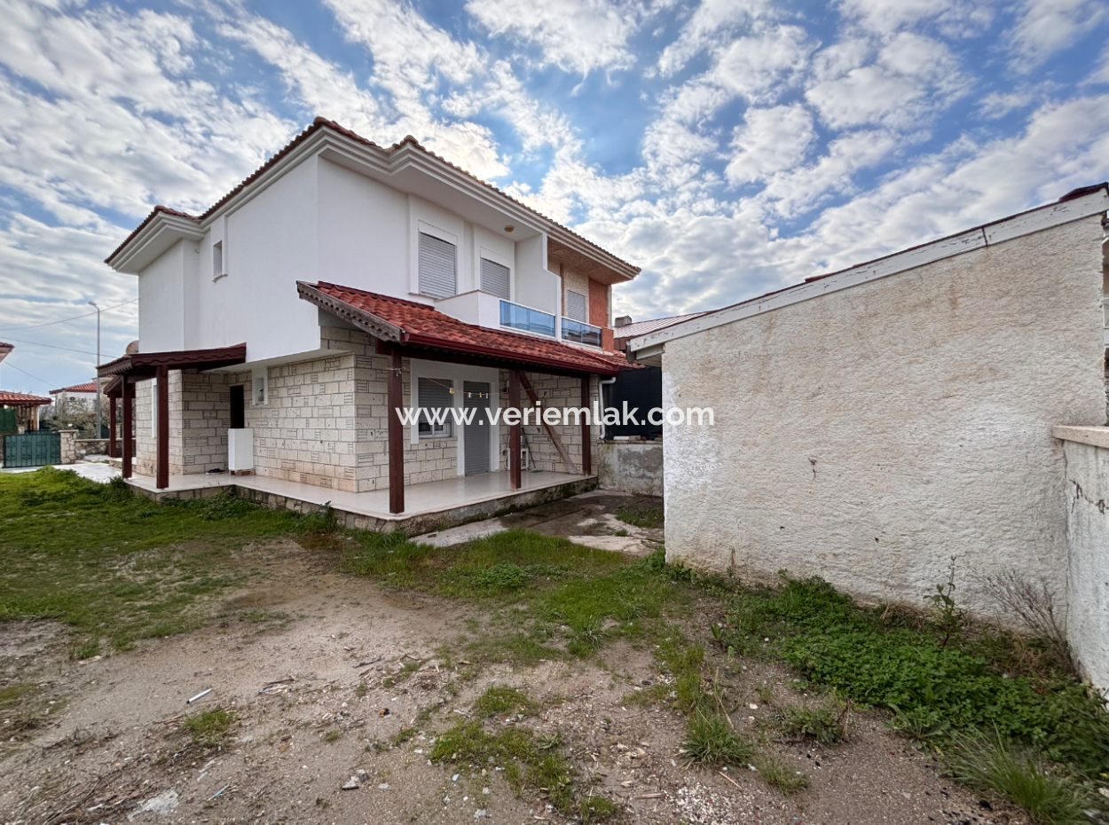 Çeşme Alaçatı’da Geniş Bahçeli Eşyalı Kiralık Villa