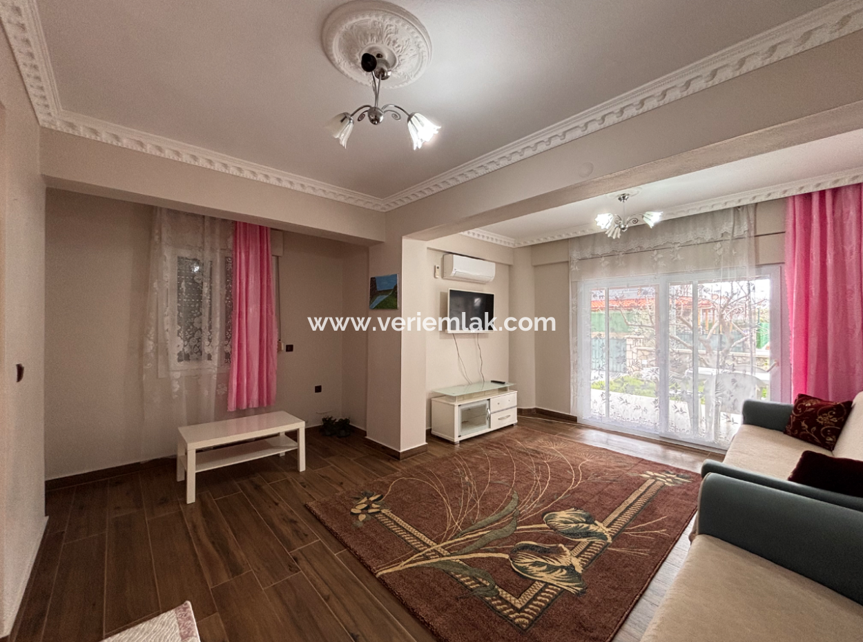 Çeşme Alaçatı’da Geniş Bahçeli Eşyalı Kiralık Villa