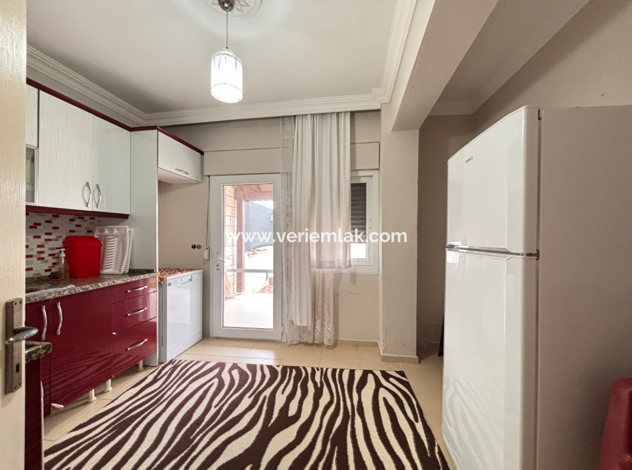 Çeşme Alaçatı’da Geniş Bahçeli Eşyalı Kiralık Villa