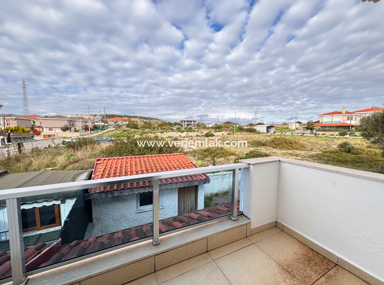 Çeşme Alaçatı’da Geniş Bahçeli Eşyalı Kiralık Villa