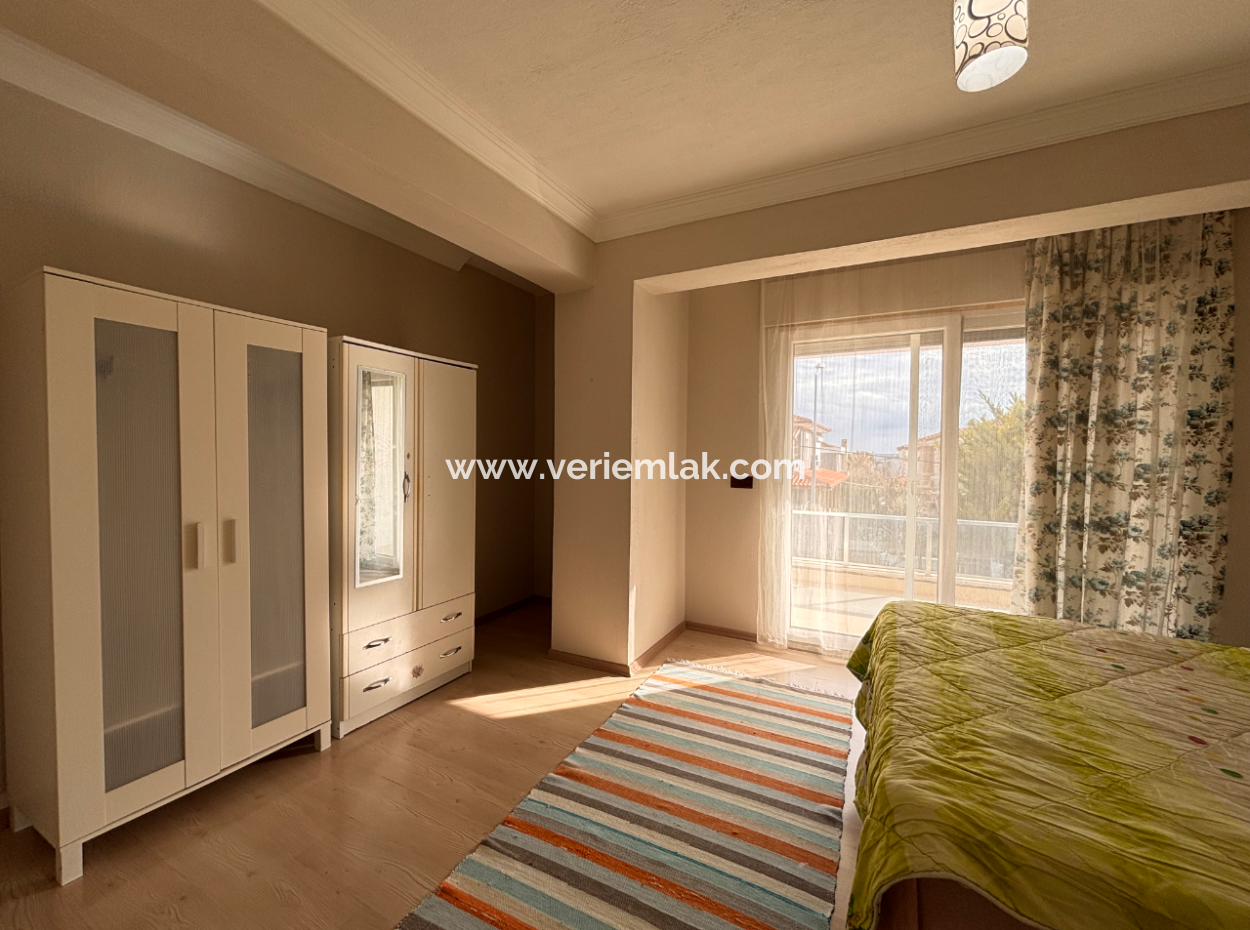 Çeşme Alaçatı’da Geniş Bahçeli Eşyalı Kiralık Villa