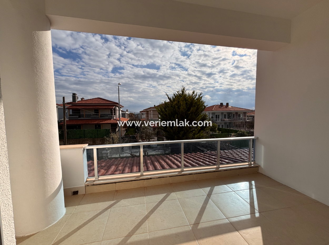 Çeşme Alaçatı’da Geniş Bahçeli Eşyalı Yıllık Kiralık Villa