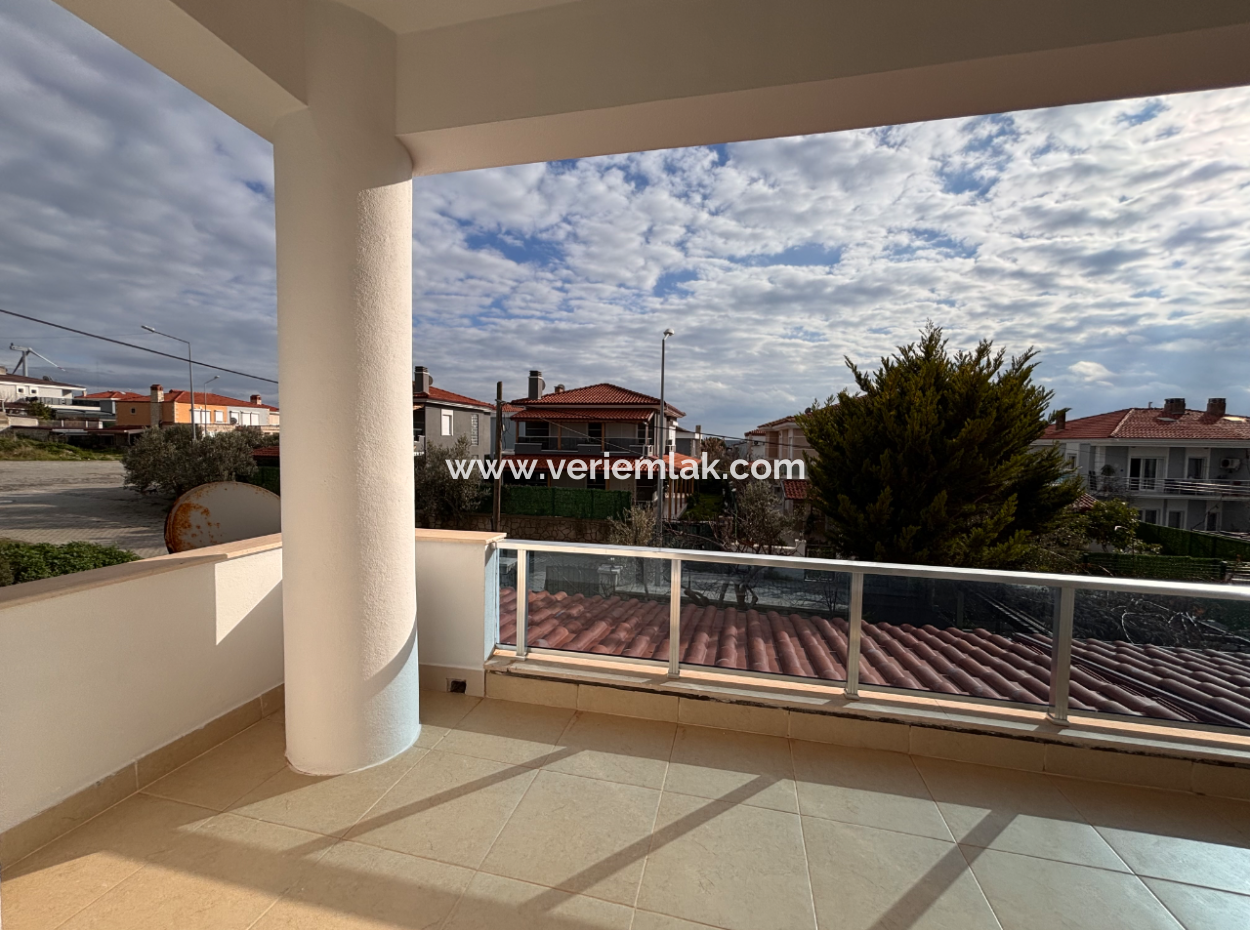 Çeşme Alaçatı’da Geniş Bahçeli Eşyalı Yıllık Kiralık Villa