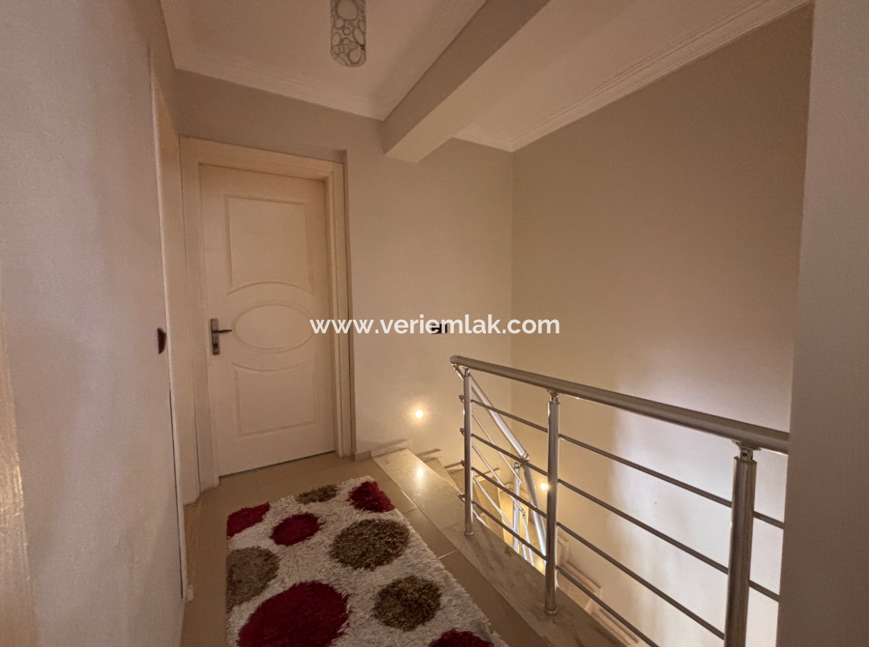 Çeşme Alaçatı’da Geniş Bahçeli Eşyalı Yıllık Kiralık Villa