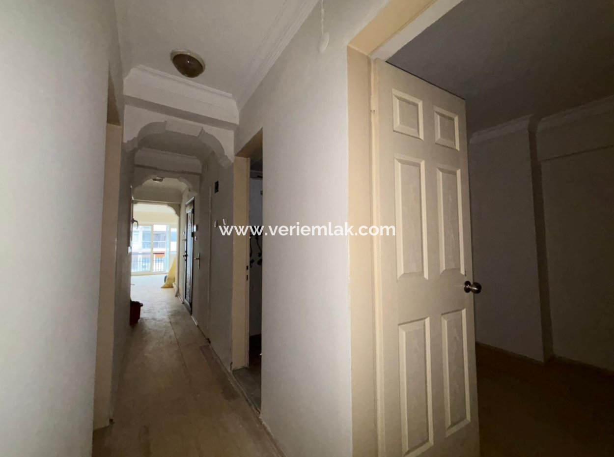 Alsancak Cumhuriyet Bulvarı Üzerinde Boyası  Badanası Yapılmış Kiralık 3 Oda 1 Salon Ofis / Büro İş