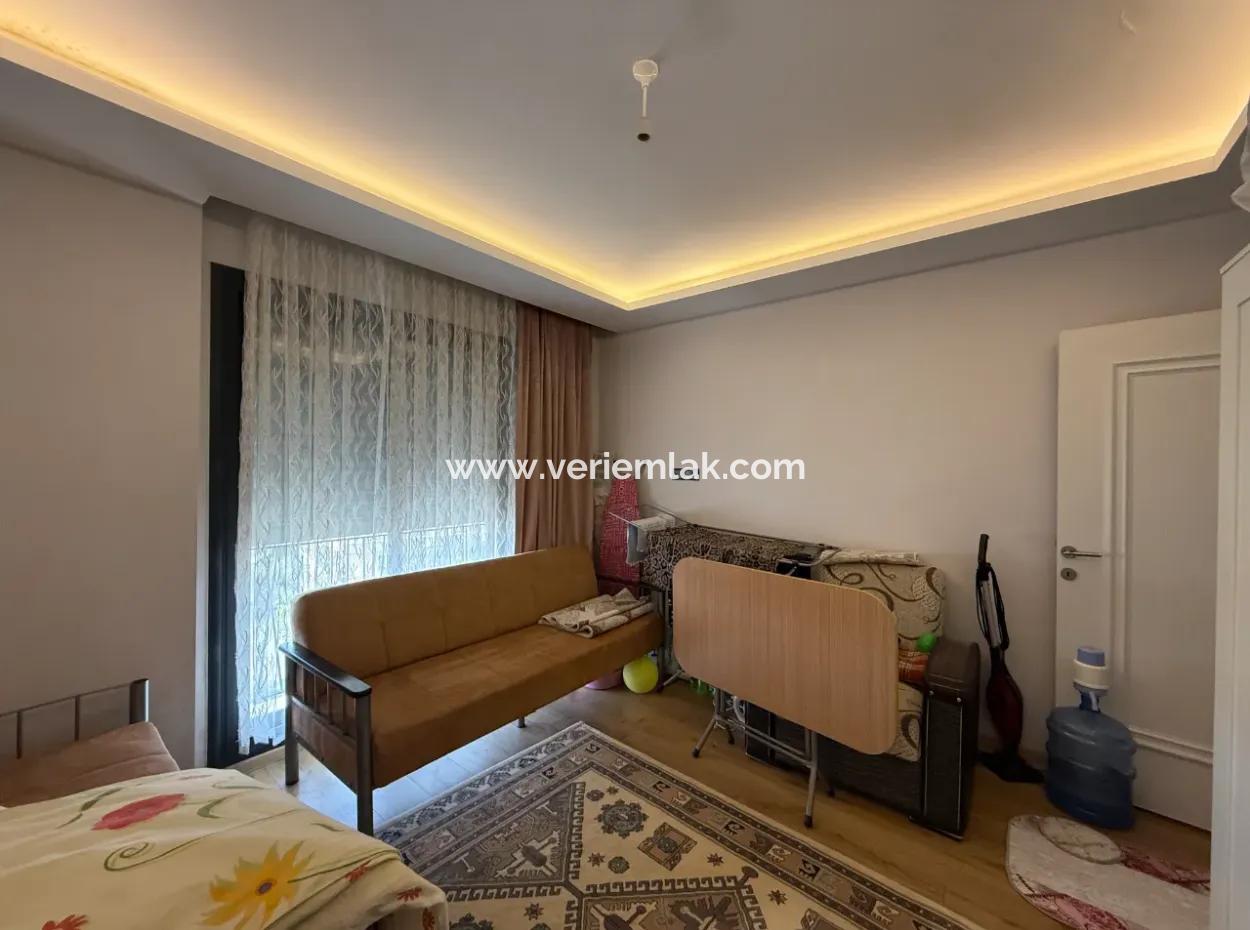 Seferihisar Camikebir Mahallesi – Merkezde, Satılık 1+1 Balkonlu Daire