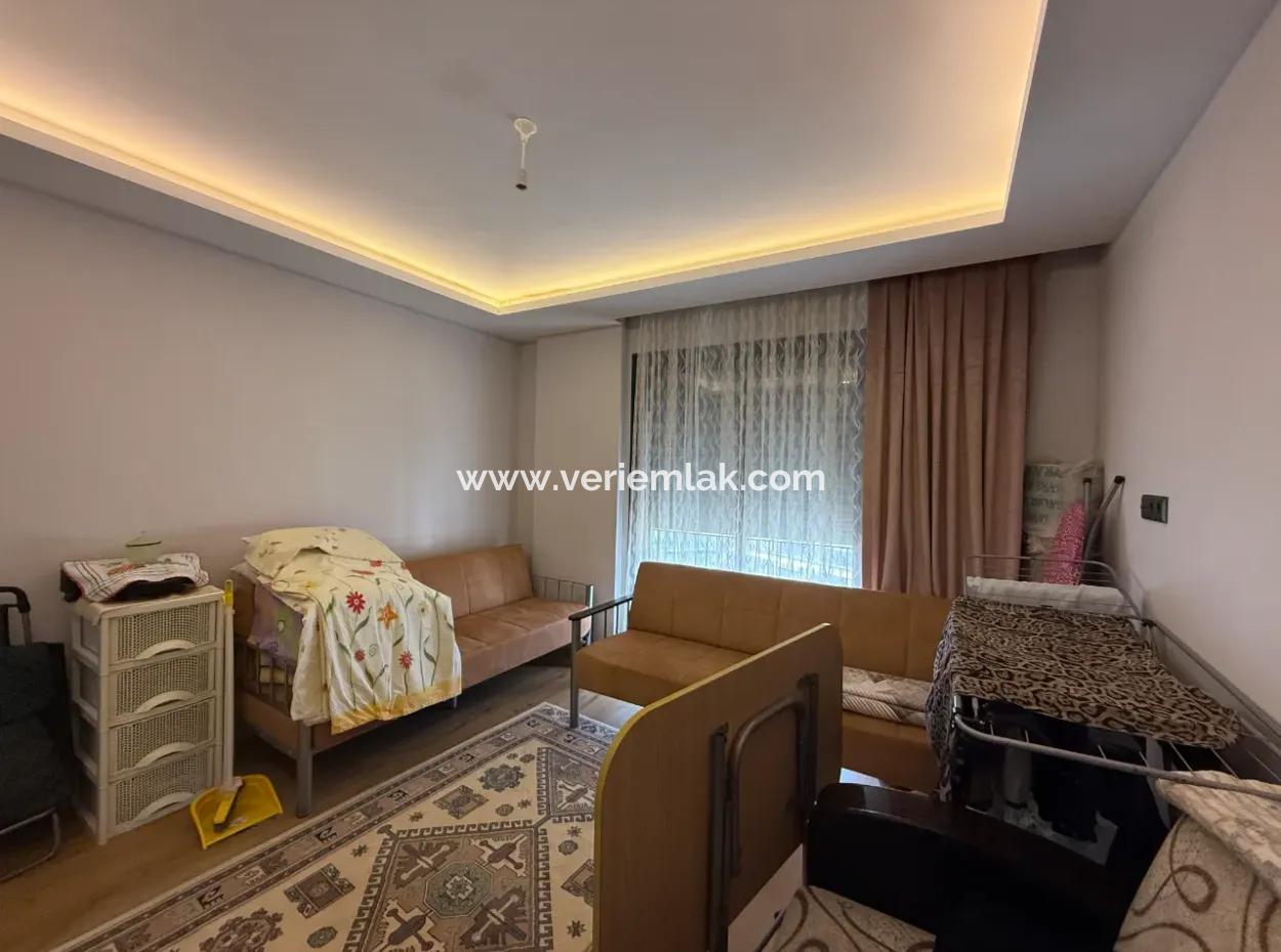 Seferihisar Camikebir Mahallesi – Merkezde, Satılık 1+1 Balkonlu Daire