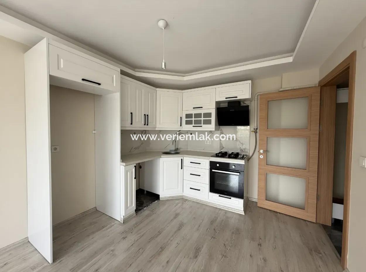 Seferihisar Camiikebir Mahallesi – Gözsüzler Caddesi’nde Satılık 2+1 Daire