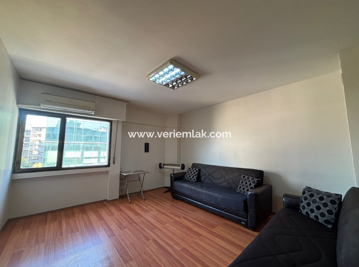 Alsancak Özel Sağlık Hastanesi Karşısı 1+1 Balkonlu 5.Kat Kiralık Daire