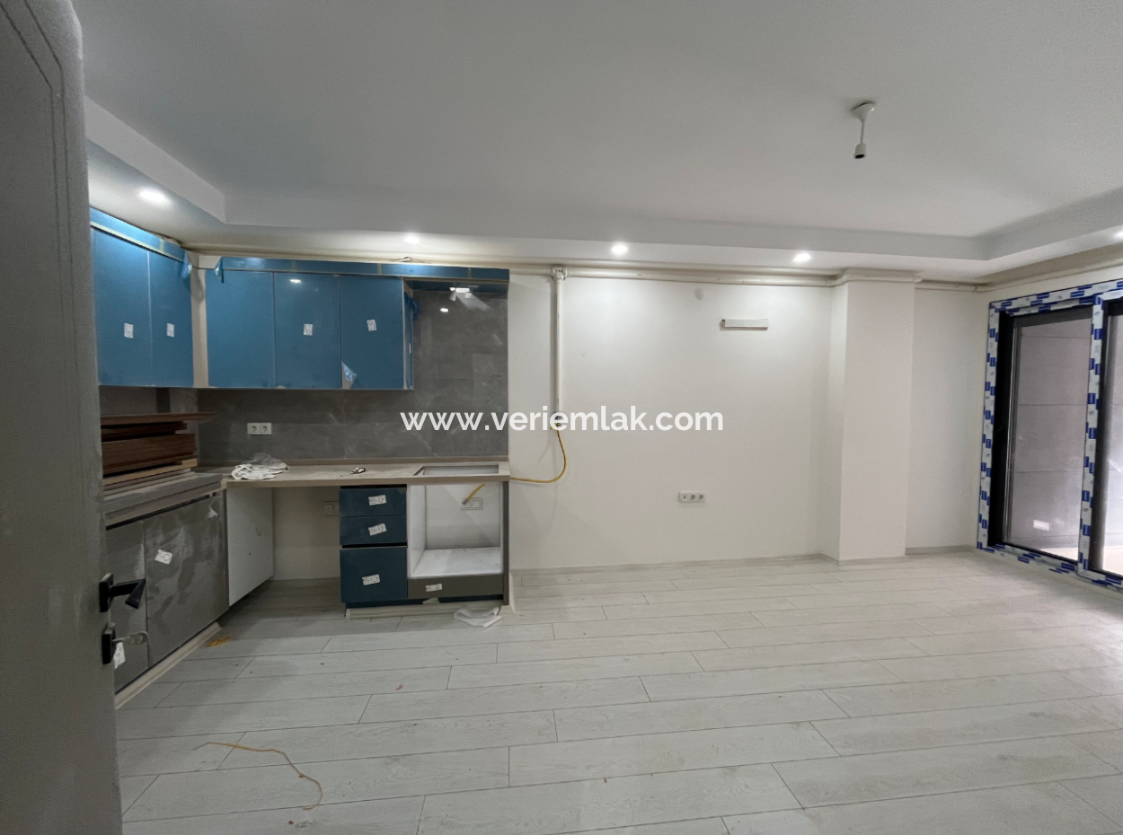 Seferihisar Hıdırlık’ta Şehir Merkezinde Sıfır 2+1 Satılık Daire