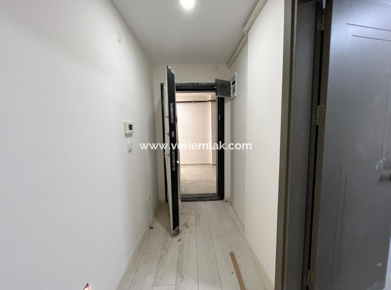 Seferihisar Hıdırlık’ta Şehir Merkezinde Sıfır 2+1 Satılık Daire