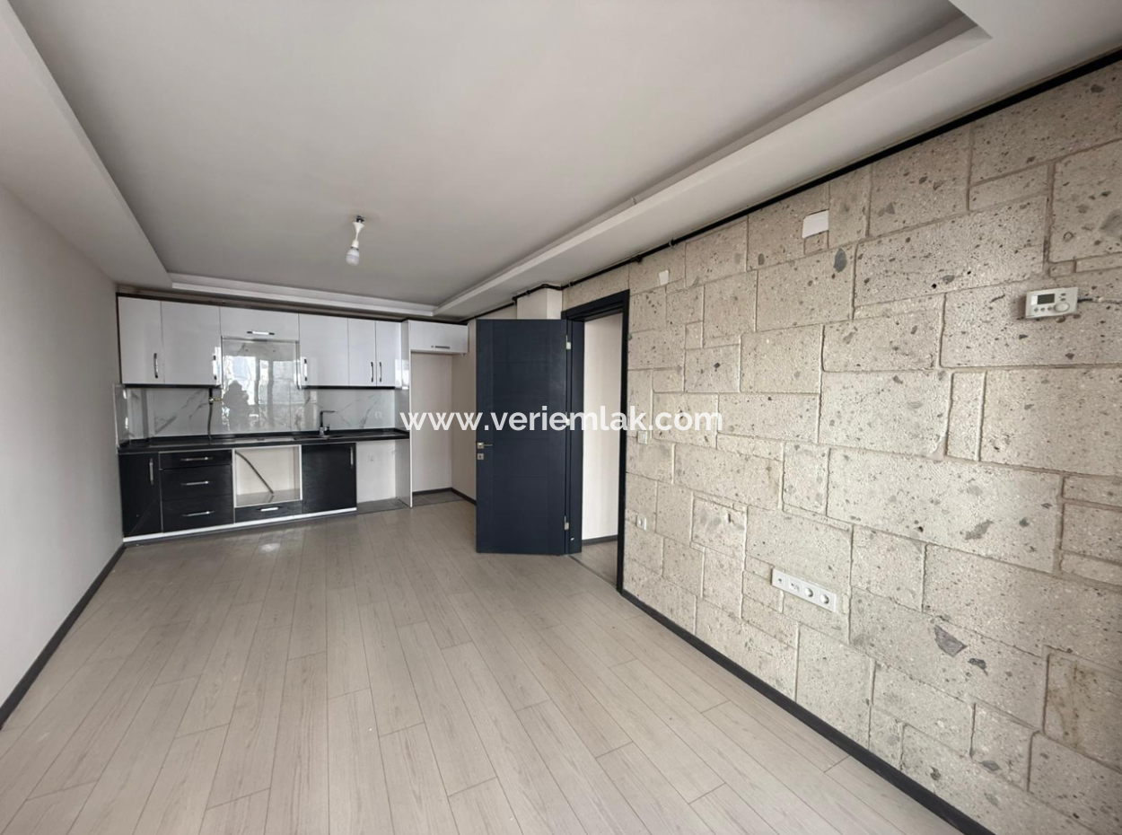 Seferihisar Camikebir’de Şehir Merkezinde Kiralık 1+1 Daire