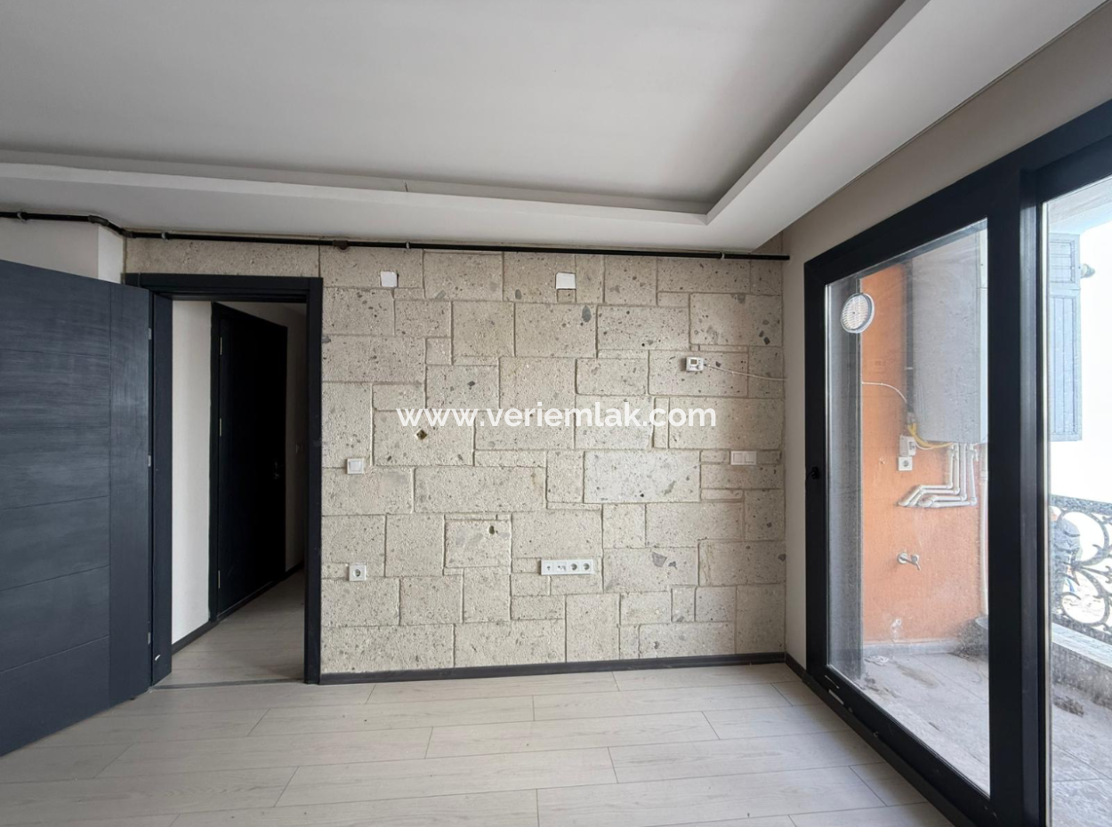 Seferihisar Camikebir’de Şehir Merkezinde Kiralık 1+1 Daire