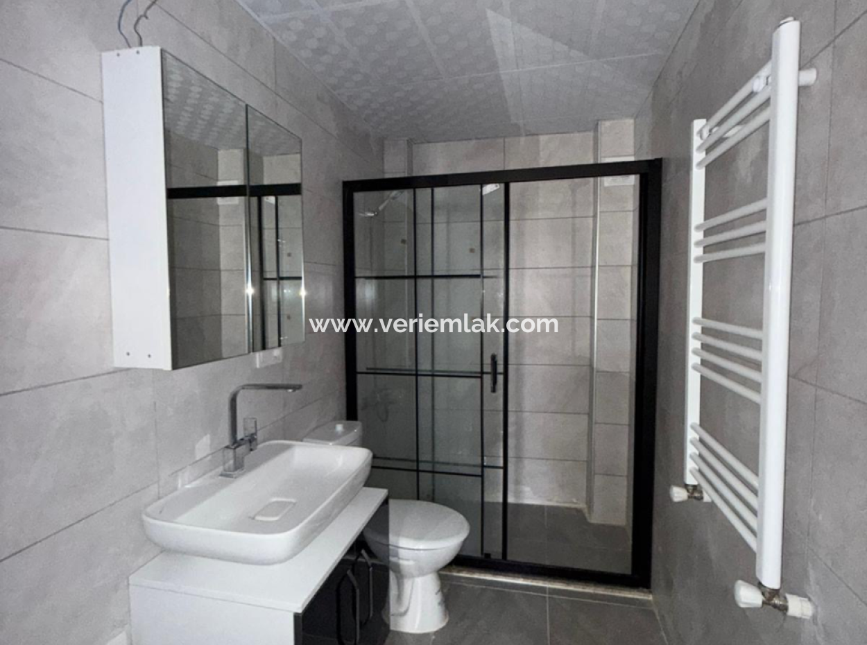 Seferihisar Camikebir’de Şehir Merkezinde Kiralık 1+1 Daire