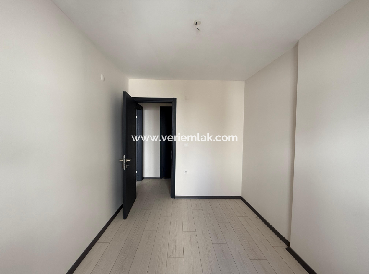 Seferihisar Camikebir’de Şehir Merkezinde Kiralık 1+1 Daire