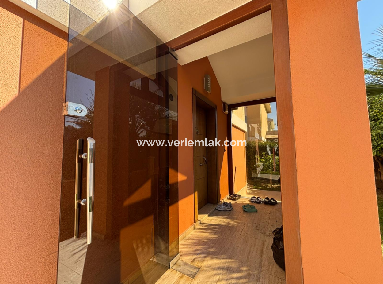 Bornova  Forum Bornova Villalarında Tribleks 3+1 200M2 Kış Bahçeli Kiralık Villa